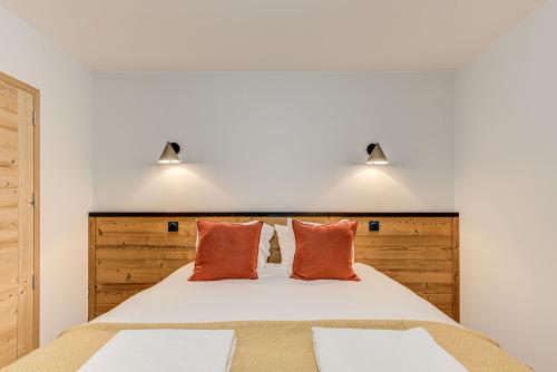um quarto com uma cama grande e 2 almofadas em White Pearl A03 - Alpes Travel - Central Chamonix - Sleeps 2-4 em Chamonix-Mont-Blanc