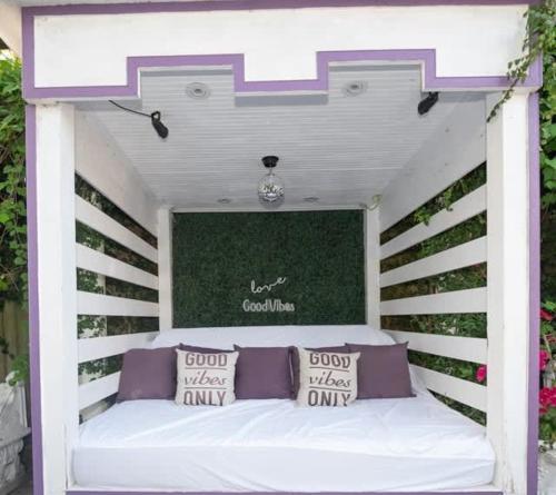 Katil atau katil-katil dalam bilik di Amazing Modern Property 5 BR Next to French QT & Bourbon