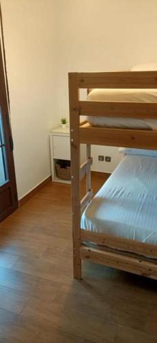 Двухъярусная кровать или двухъярусные кровати в номере Habitación Económica