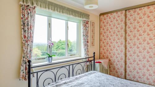 una camera con letto e finestra di Cara a Old Brampton