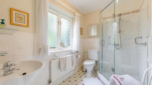 uma casa de banho com um WC, um lavatório e um chuveiro em Cara em Old Brampton
