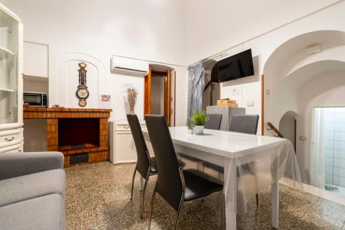 ein Esszimmer mit einem weißen Tisch und Stühlen in der Unterkunft Casa Vita 51 in Ceglie Messapica