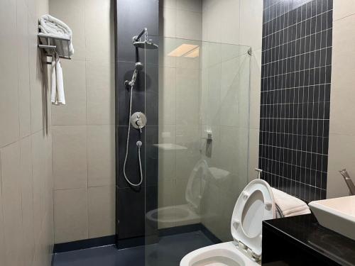 La salle de bains est pourvue d'une douche, de toilettes et d'un lavabo. dans l'établissement Sky dome resotel, à Bangkok