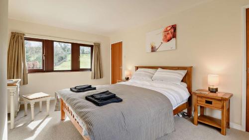 um quarto com uma cama grande e uma janela em The Catlow em Parwich