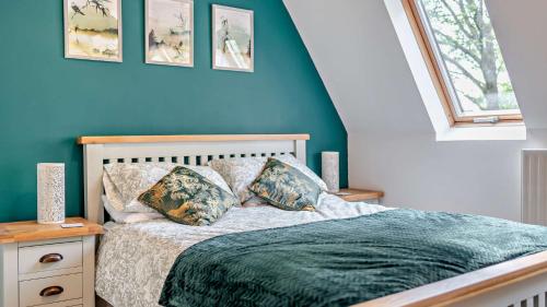 - une chambre dotée d'un lit avec un mur bleu dans l'établissement Chapel Retreat, à Buxton
