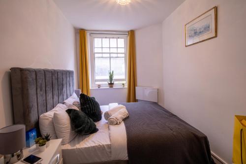 a bedroom with a bed with two pillows on it at Chic Urban Retreat 1 Bedroom Gem in Covent Garden 3AB in London