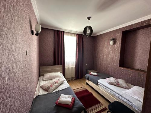 Postel nebo postele na pokoji v ubytování Guest house chavchavadze N23