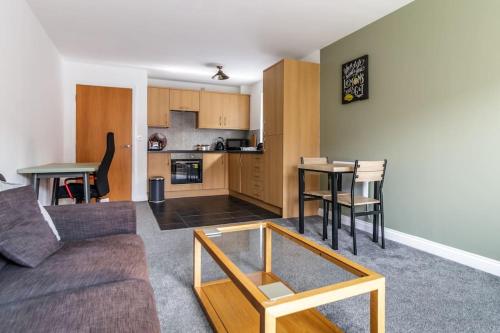 een woonkamer met een bank en een tafel bij 2 Bedroom Flat, Glasshoughton in Castleford