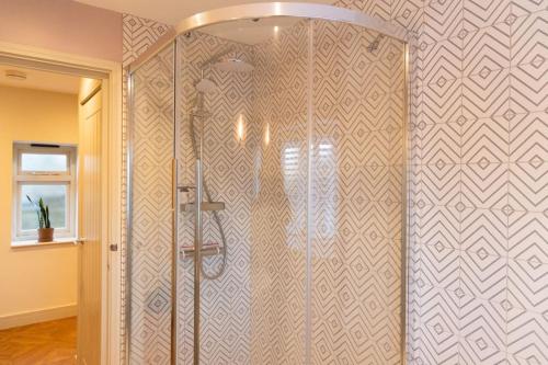 a shower in a bathroom with a wall at Amarelo apartment, Central Charlbury, 1 Super king bed in Charlbury