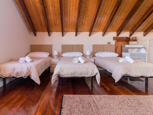 A bed or beds in a room at Espectacular chalet con piscina