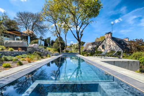 a swimming pool in the backyard of a house at Villa - Piscine - Spa - Vue imprenable - Terrasse in Baden