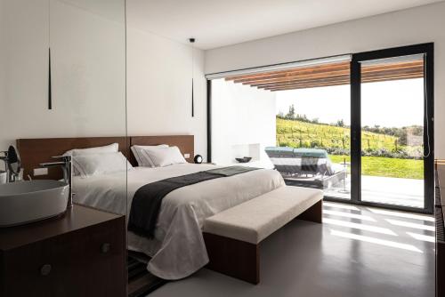 1 dormitorio con cama, bañera y lavamanos en Land of Alandroal, en Évora