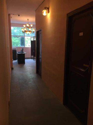 OYO Hotel The Limestone في Indraprastha: مدخل منزل مع غرفة مع ضوء
