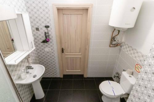 uma pequena casa de banho com WC e lavatório em Kvartirkoff na Bogatirskaya 6a, 3 floor em Kiev
