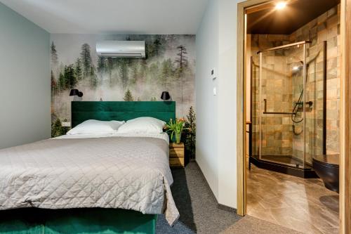 sypialnia z dużym łóżkiem i prysznicem w obiekcie Villa Noce i Dnie w mieście Radziechowy