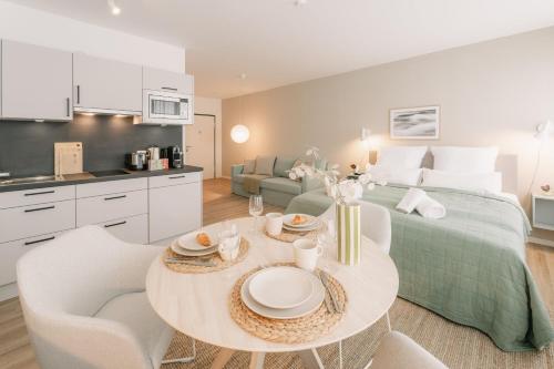 バイロイトにある5 Min Central 1 Room Apartment - Operaのベッド、テーブル、椅子が備わる客室です。