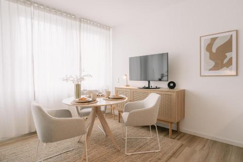 5 Min Central 1 Room Apartment - Operaにあるテレビまたはエンターテインメントセンター