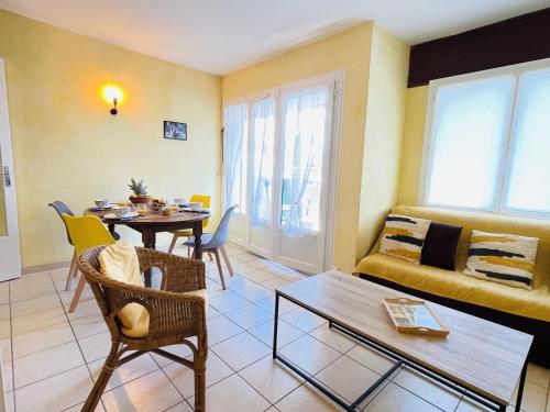 un salon avec un canapé et une table dans l'établissement Appartement 2 chambres à 100 m de la plage, à Fréjus