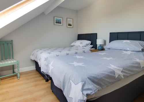 um quarto com duas camas com estrelas em Sea Breeze Weymouth em Weymouth