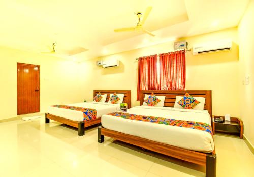 um quarto com 2 camas e uma janela em K HOTELS - CHENNAI AIRPORT em Chennai