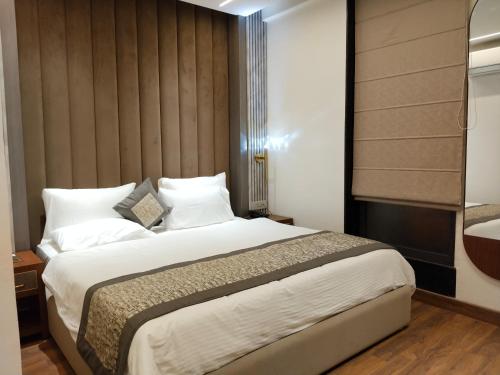 Een bed of bedden in een kamer bij Western Blu INN