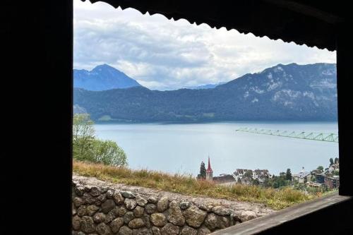 vistas a un lago con montañas en el fondo en Unterkunft SPYCHER WEGGIS, en Weggis