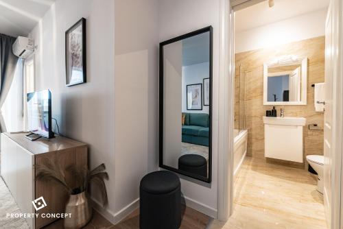 La salle de bains est pourvue d'un miroir, d'un lavabo et de toilettes. dans l'établissement Central Residence Apartment 711 B2, à Vatra Mînăstirii Cotroceni