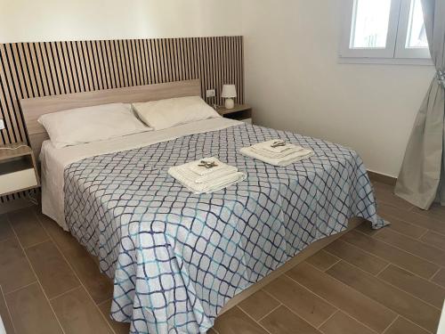 ein Schlafzimmer mit einem Bett mit zwei Handtüchern darauf in der Unterkunft Villa Vittoria in Trappeto