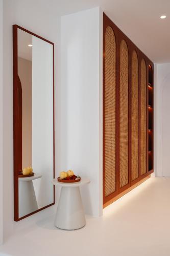a room with a mirror and a table with a plate of food at Croco Mykonos in Tourlos