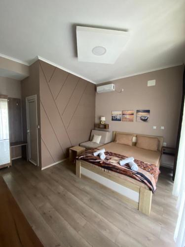 una camera con un letto di Migato Apartments a Gevgelija