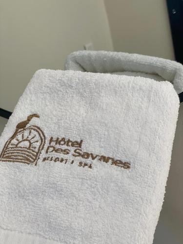 una toalla con las palabras hotel tiene servidores en ella en Hôtel Des Savanes Korhogo, en Korhogo