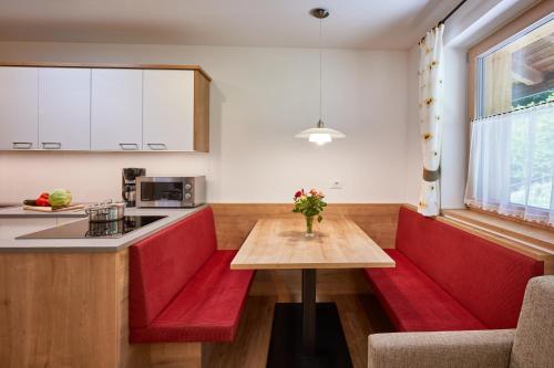 Kuchyň nebo kuchyňský kout v ubytování Ferienwohnung am Kernhof - Neues Apartment in ruhiger Lage mitten in der Natur - ideal für Paare, Familien, Gäste mit Hunden