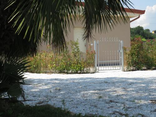 uma casa com um portão em frente em Il Tarassaco-exclusive pool em Santa Maria a Monte
