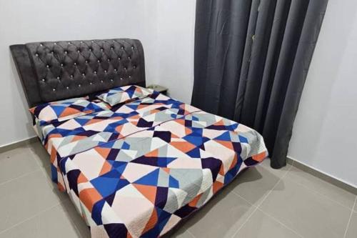 Bett in einem Zimmer neben einem Heizkörper in der Unterkunft Qis Homestay 3 Rooms in Kampong Nibong