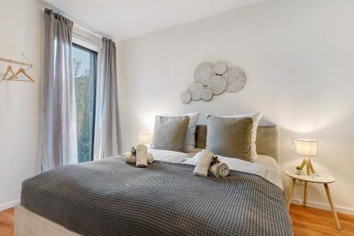 Un dormitorio con una cama con dos animales de peluche encima. en Km Style Apartments 7, en Freiburg im Breisgau