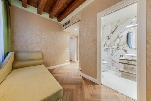 baño con banco en una habitación con lavabo en 312 Piazza San Marco, en Venecia