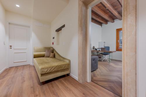 a living room with a couch and a table at 312 Piazza San Marco - Relais il Doge in Venice