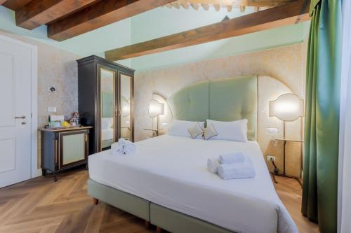 1 dormitorio con 1 cama blanca grande en una habitación en 312 Piazza San Marco, en Venecia