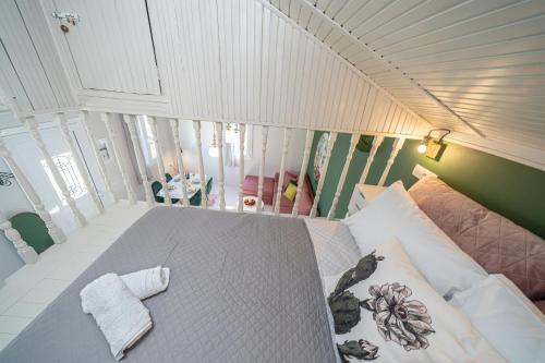 Postel nebo postele na pokoji v ubytování Aliki's Home