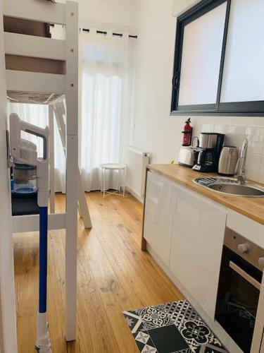 - une petite cuisine avec des lits superposés dans une chambre dans l'établissement Studio loft - lumineux - télévision, à Vannes