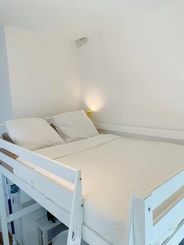 Un ou plusieurs lits dans un hébergement de l'établissement Studio loft - lumineux - télévision