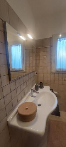 y baño con lavabo blanco y espejo. en Casa MiDa vista panoramica sulla Maiella, en Castelfrentano