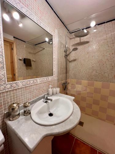 Ένα μπάνιο στο GMHouse Minorca GMH