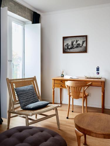 a room with a table and a chair and a desk at Casa Apollo Guesthouse in Faro