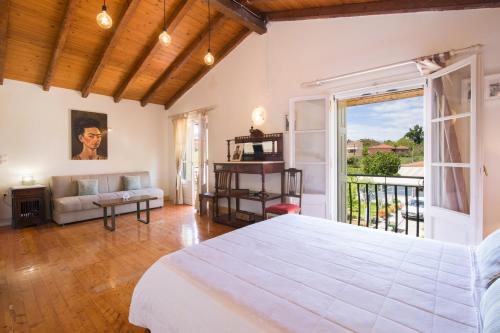 1 dormitorio con cama blanca y balcón en Grand Skylight en Corfú