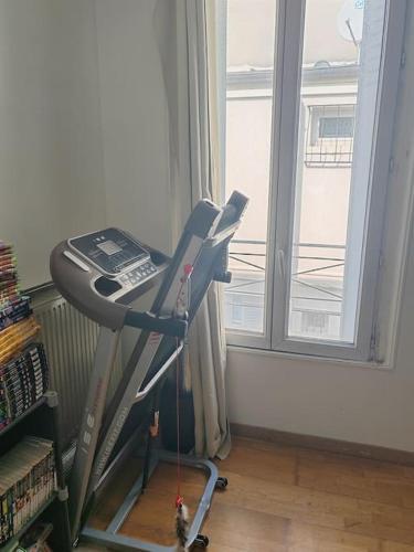 un tapis roulant in una stanza accanto a una finestra di Appartement duplex indépendant de 46m2 a Nanterre