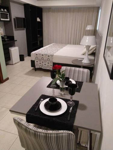 ein Zimmer mit einem Tisch und einem Teller darauf in der Unterkunft Flat decorado em localização excelente in Feira de Santana