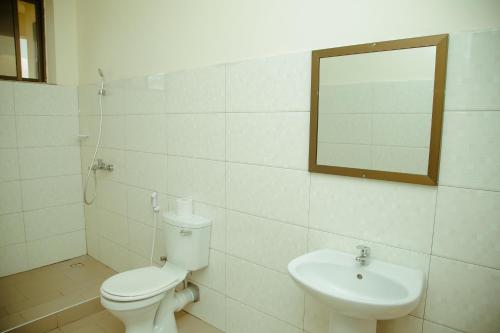 FQ Hotel Limited tesisinde bir banyo