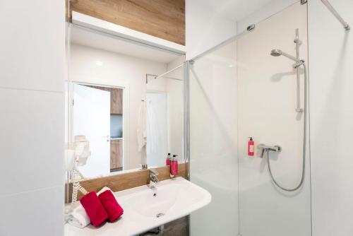 a bathroom with a sink and a shower at Apartament Folgaria - Aparthotel Panorama Czarna Góra in Sienna