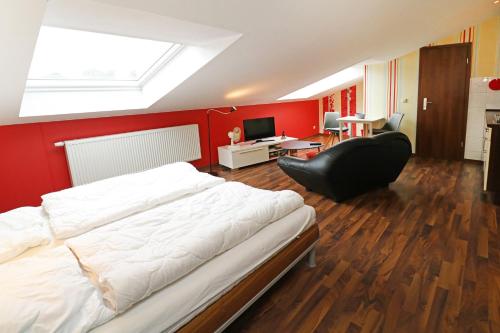 - une chambre avec un grand lit et une chaise noire dans l'établissement Ferienhaus Quartier18 strandnah S1, à Karlshagen